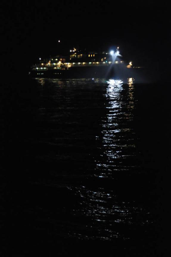 Encontro com outro navio na noite anterior à nossa chegada às Ilhas Malvinas